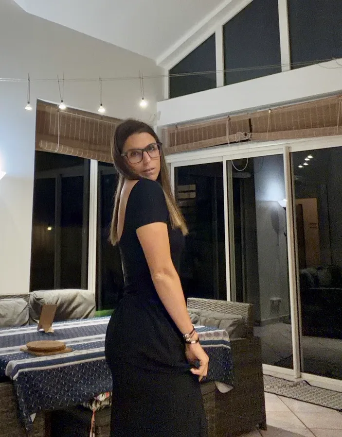 Pamela, une soirée en robe noire.