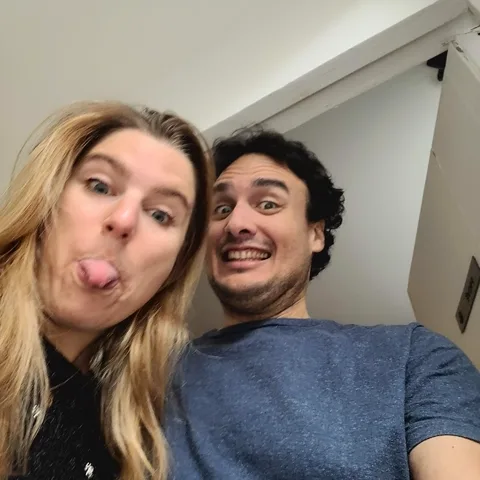Photo de référence : Fabien tire une grimace, Pamela tire la langue, pour le contrôle de conformité de 12h35.