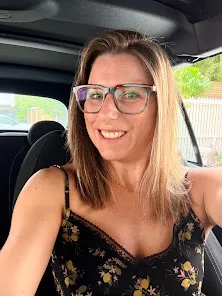Pamela souriante, en voiture.
